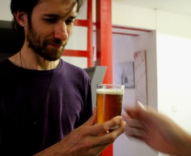 degustando nuestra cerveza ecológica artesanal